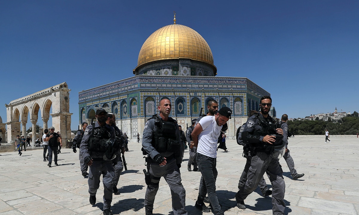 قوات إسرائيلية تقتحم المسجد الأقصى وتعتقل مصلين