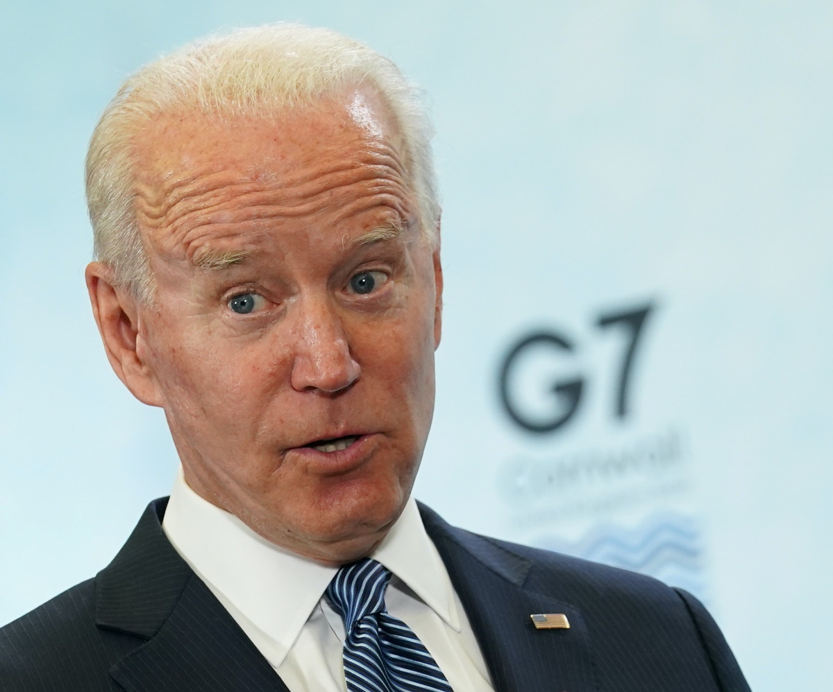 بايدن يصل جنيف عشية قمة “متوترة” مع بوتين