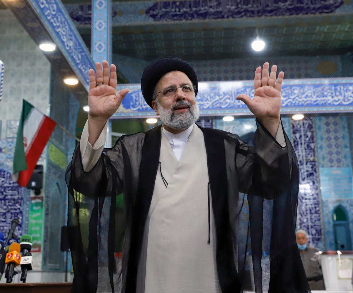 روحاني يعلن انتخاب رئيس جديد لإيران.. ومنافسو رئيسي يهنئونه بالفوز