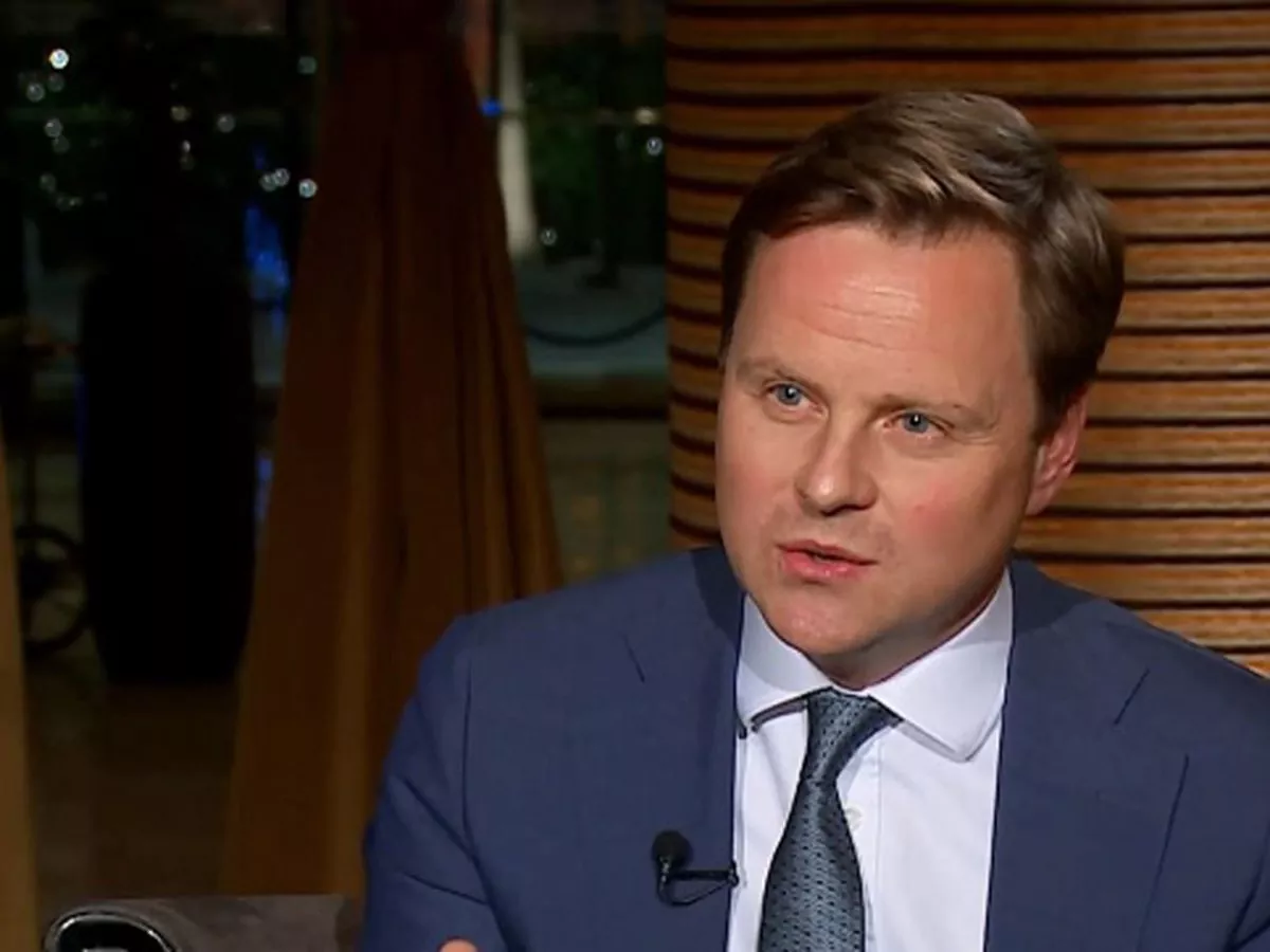 السفير البريطاني لدى بغداد: لن يكون هناك استقرار في العراق مع بقاء بعض الفصائل المسلحة