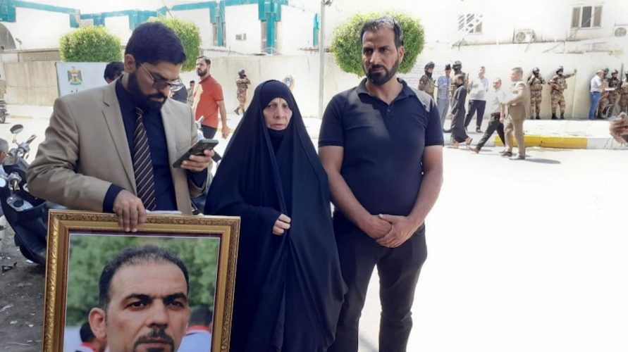 للمرة الثانية منع أم إيهاب الوزني من الاعتصام  أمام محكمة كربلاء للكشف عن القتلة