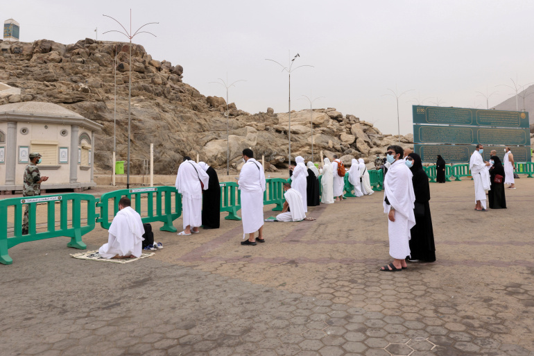حجاج بيت الله الحرام يقفون على صعيد عرفات الركن الأعظم من الفريضة