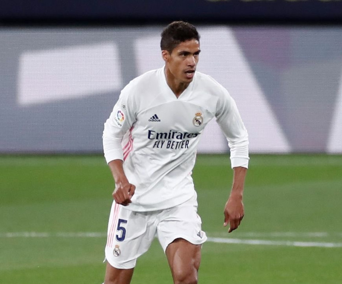 رسمياً.. مانشستر يونايتد يضم المدافع فاران من ريال مدريد