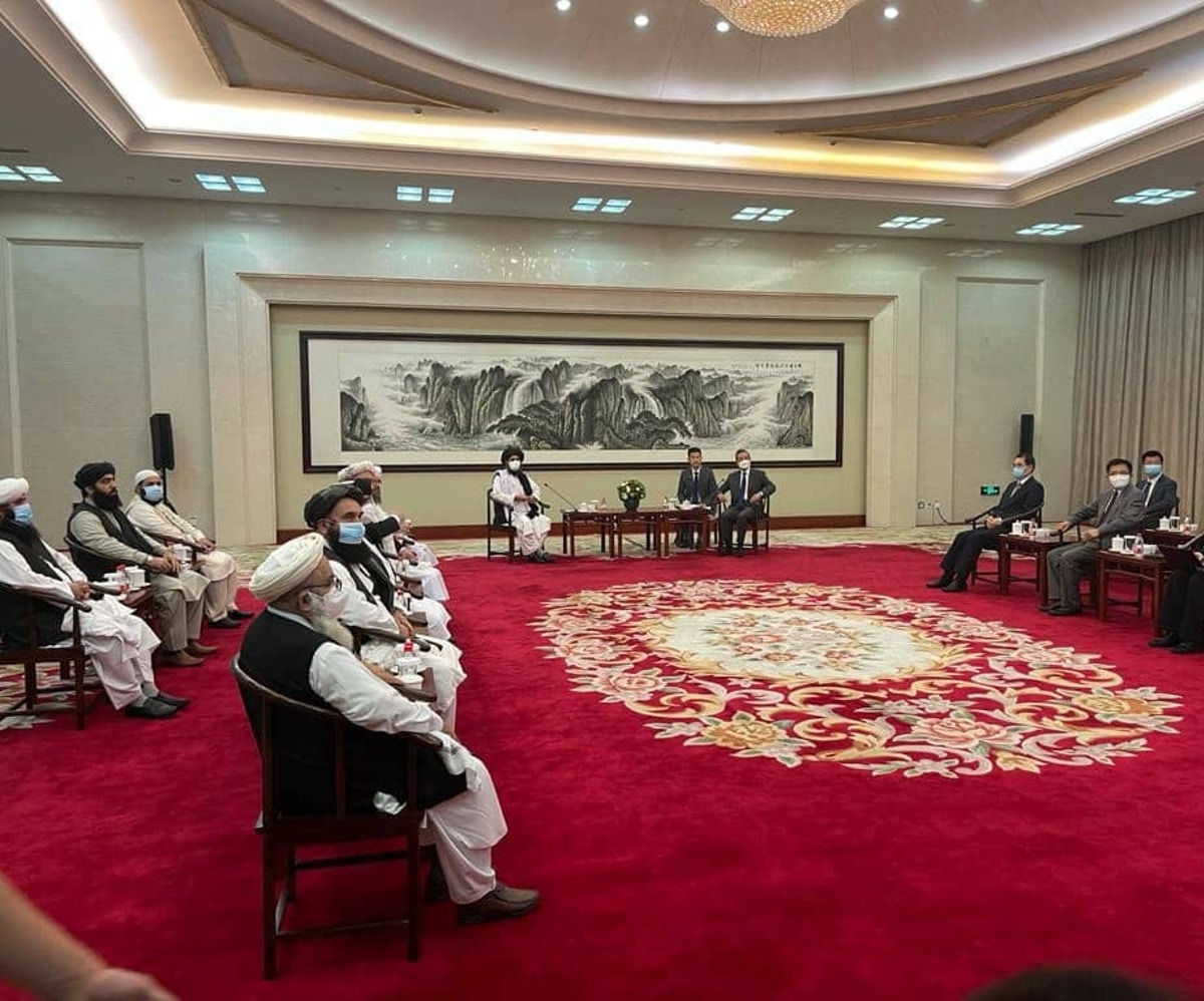 بدعوة من بكين.. وفد من طالبان يزور الصين ويلتقي وزير الخارجية