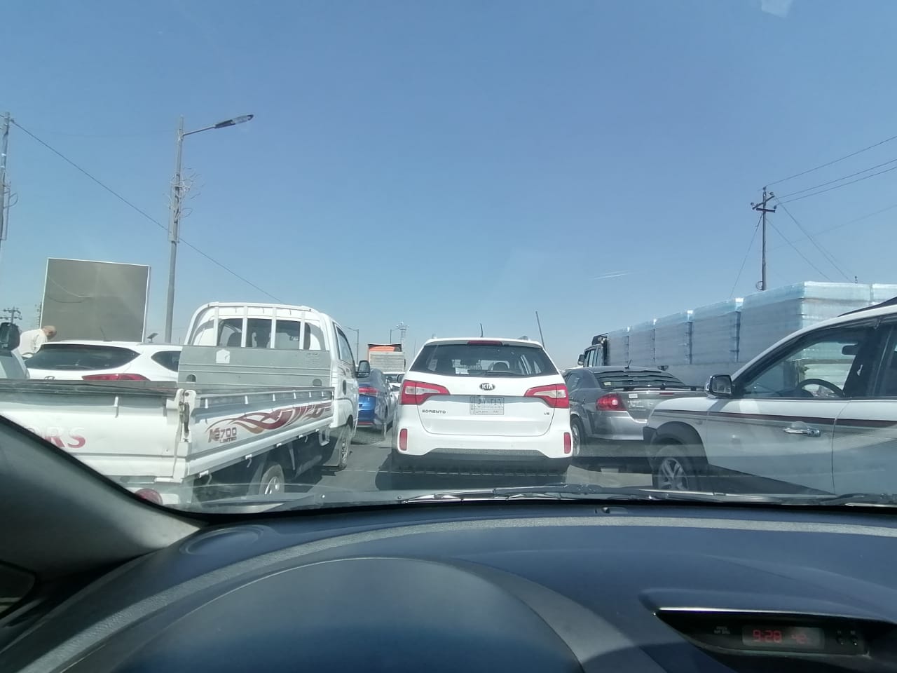 متظاهرون غاضبون يقطعون طريق الرستمية السريع ويتسببون باختناقات مرورية