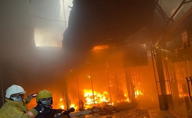 بمشاركة 18 فرقة إطفاء.. إخماد حريق ضخم بأحد المخازن جنوبي بغداد