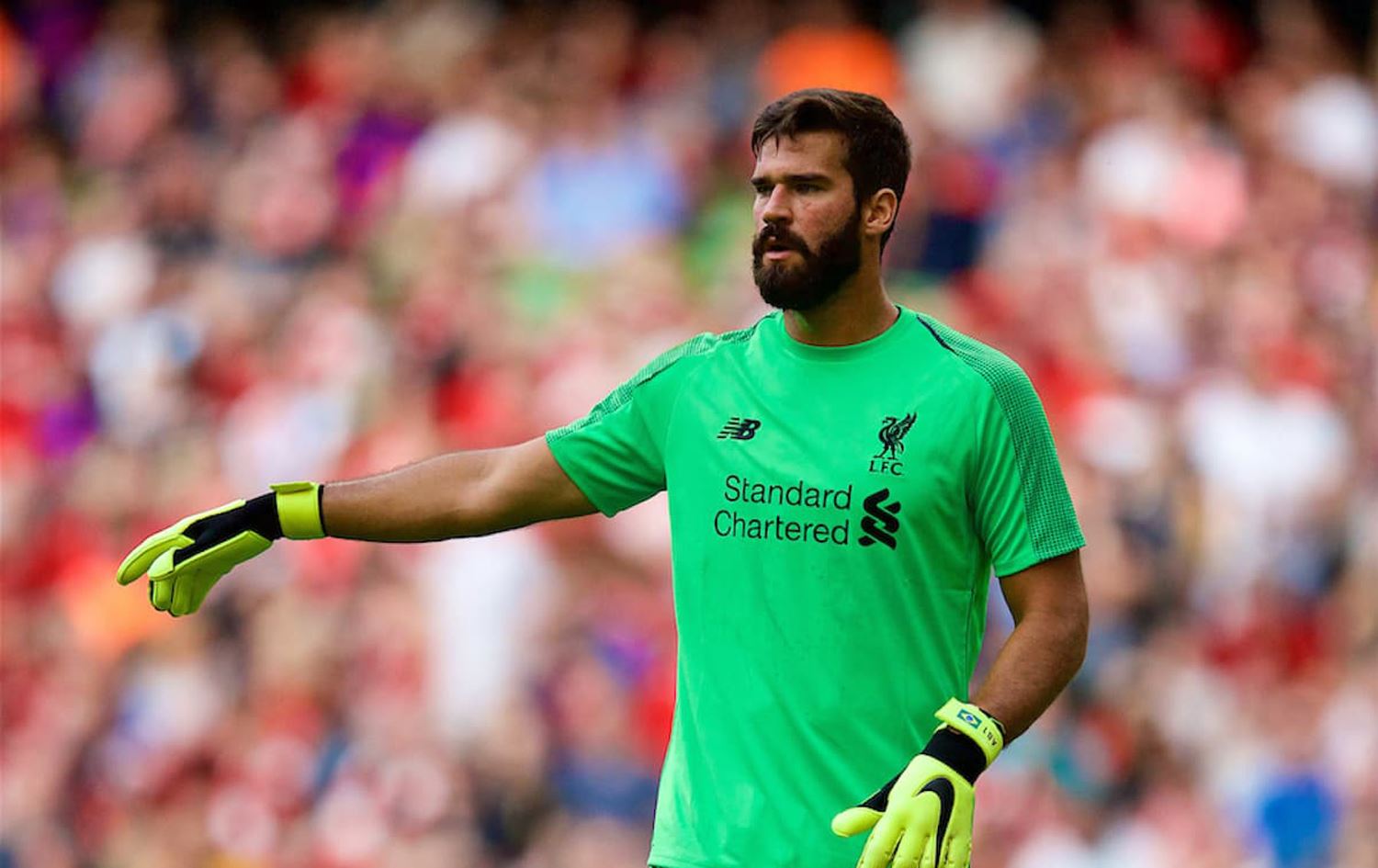 ليفربول يقترب من تجديد عقد حارسه البرازيلي
