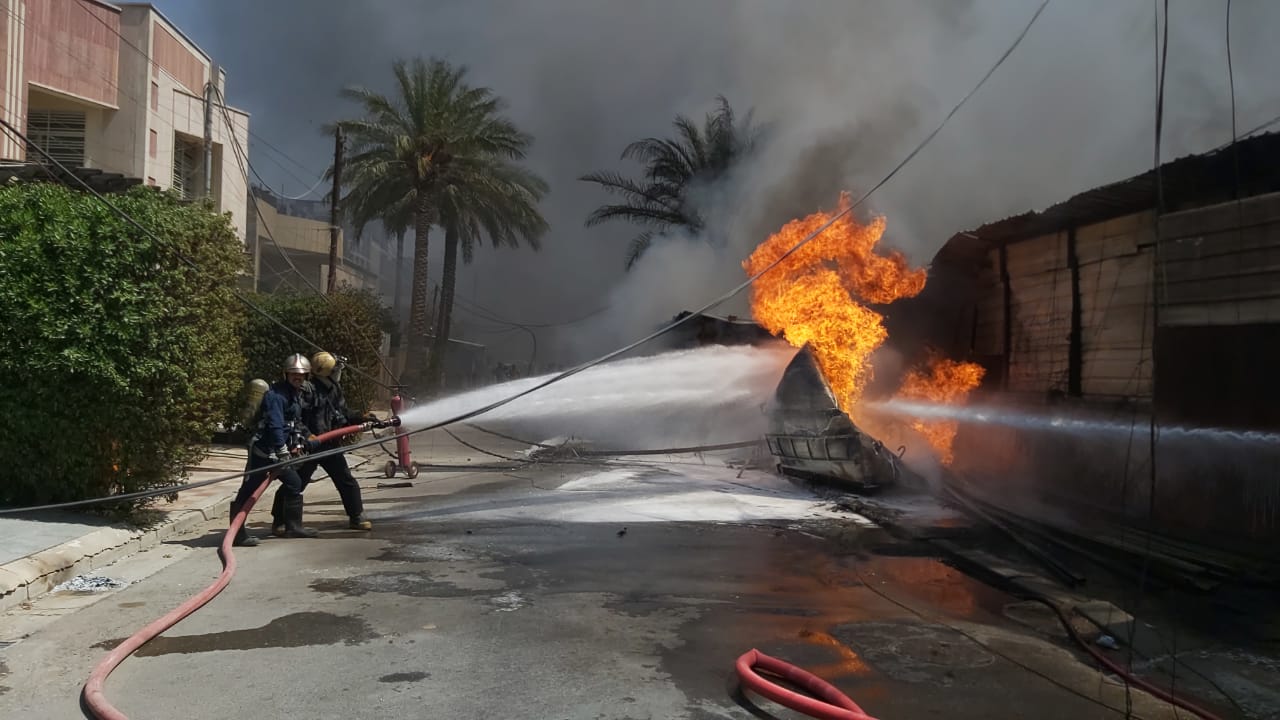 بالفيديو والصور.. الدفاع المدني تخمد حريق مولدة ومخزن تجاري وسط بغداد وتسجل إصابة احد منتسبيها .