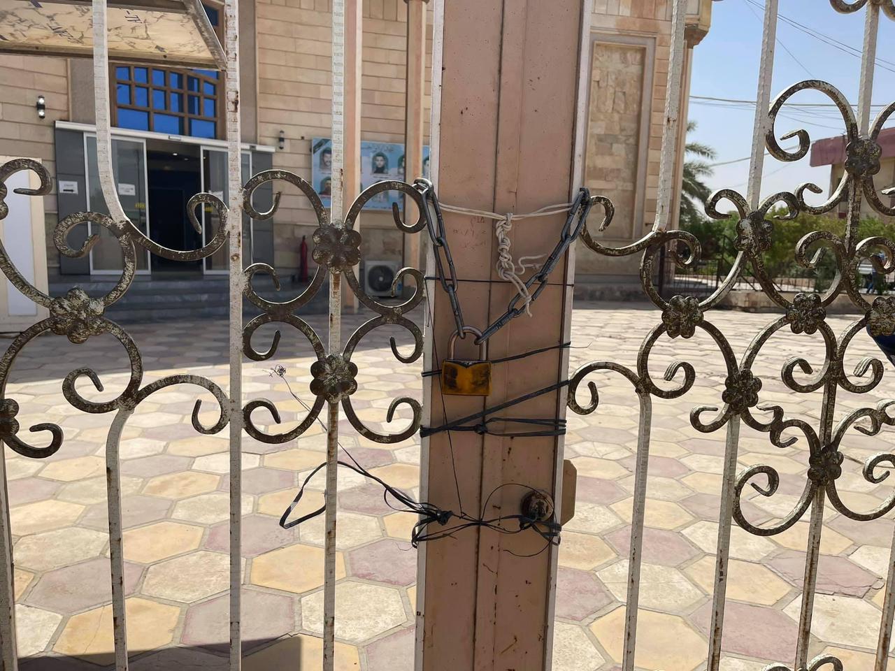متظاهرون يغلقون بالاقفال دائرة توزيع كهرباء كربلاء
