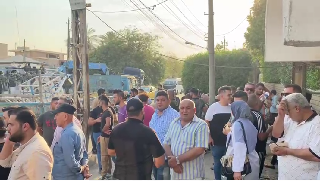 الثوار من أمام مقر الهيئة: رئيس هيئة الإعلام الجديد يحاول التقرب من الفاسدين بقرار اغلاق قناة البغدادية