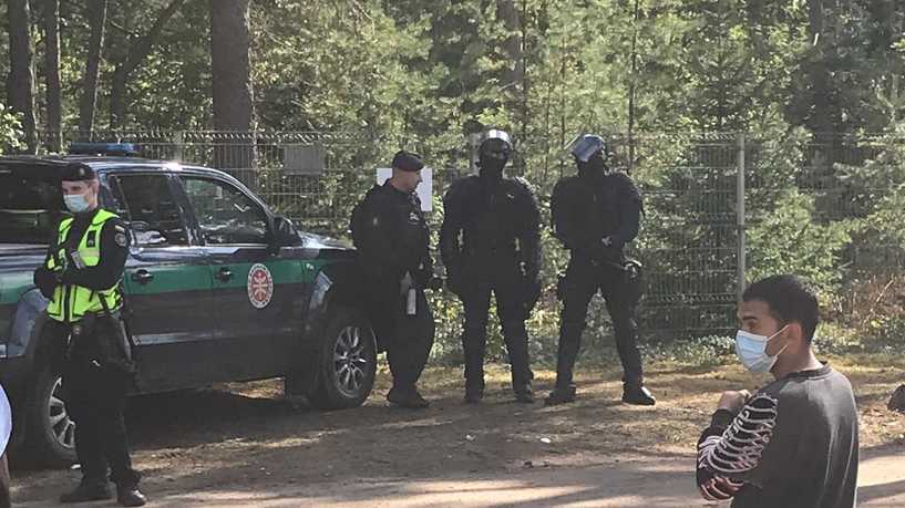 “عذبونا وأهانوا كرامتنا”.. “اقتحام” معسكر لعراقيين عالقين في ليتوانيا