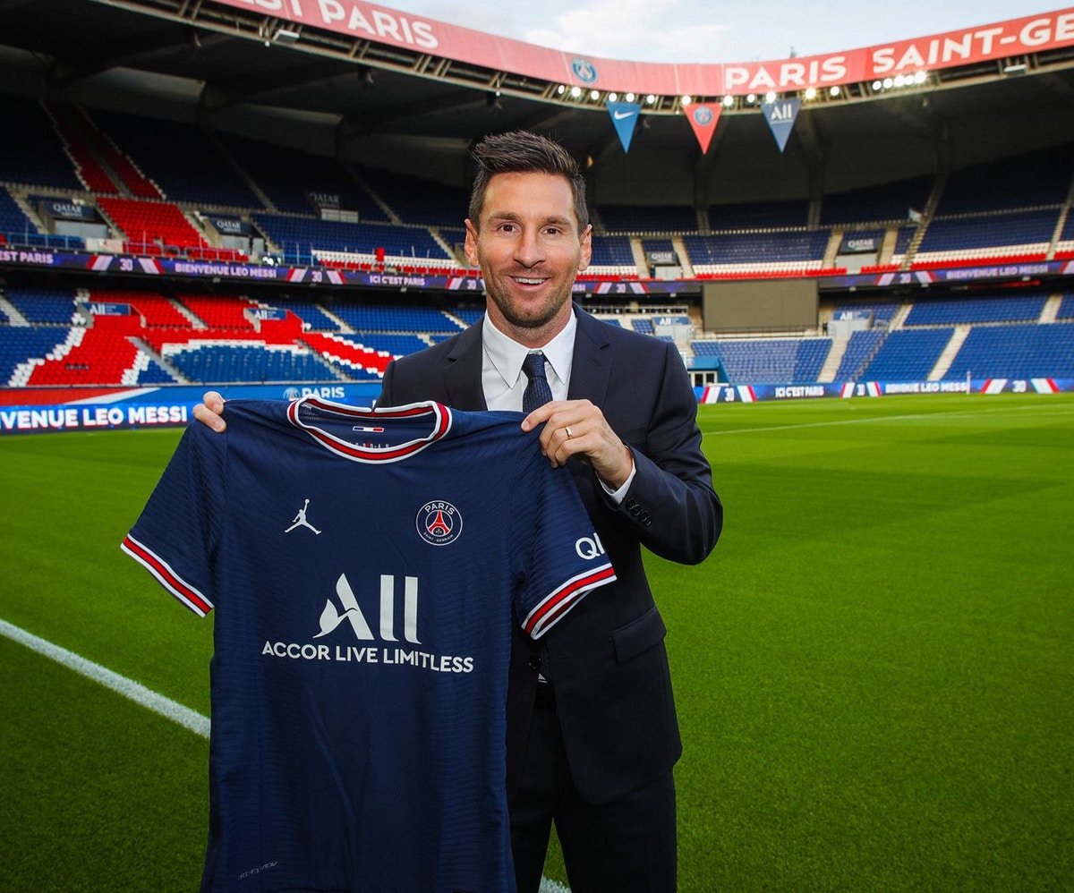 ميسي في باريس سان جيرمان رسمياً لعامين.. ويختار القميص رقم “30”