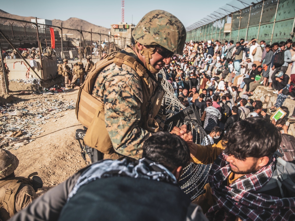 تسريع عملية الإجلاء من أفغانستان.. وتحذيرات من هجمات جديدة