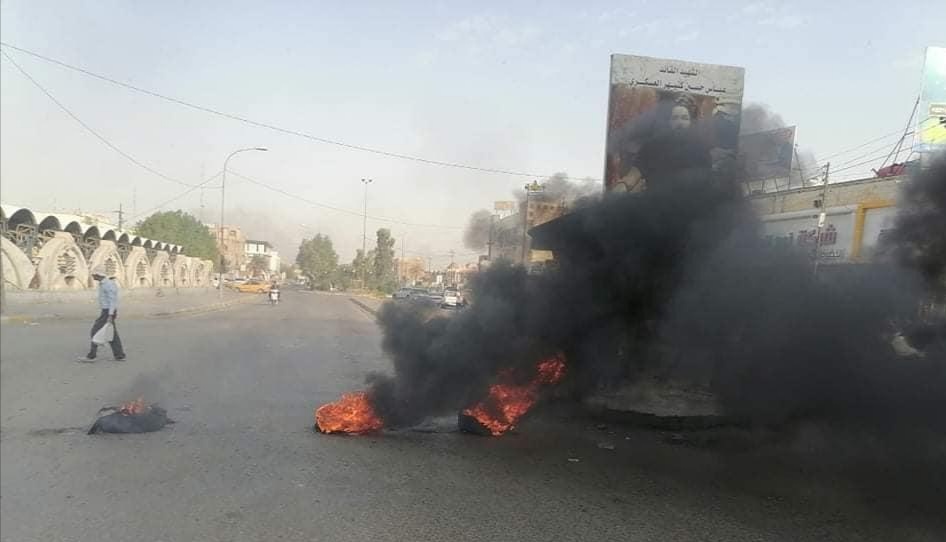 ذي قار.. عشرات المحتجين يغلقون العديد من الطرق الرئيسة والجسور في الناصرية