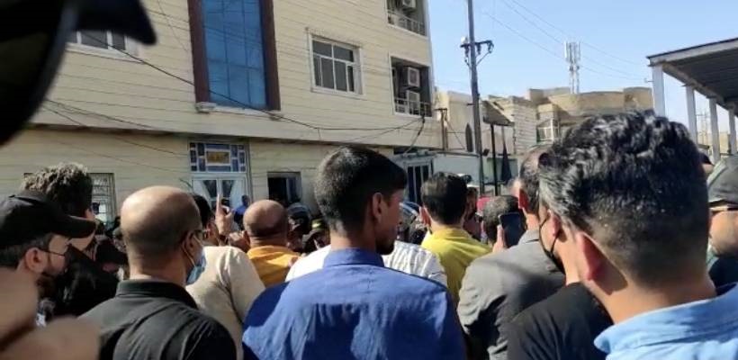 لليوم الثاني.. موظفو العقود بمفوضية ذي قار يتظاهرون للمطالبة بالتثبيت