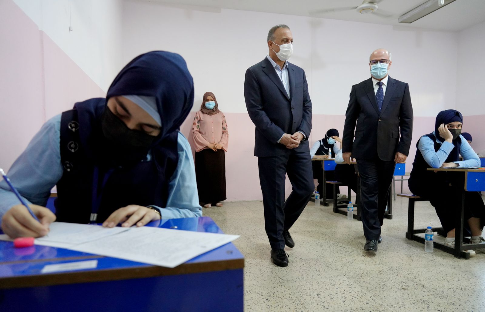 الكاظمي من أحد المراكز الامتحانية يعلن خطورة الوضع الصحي