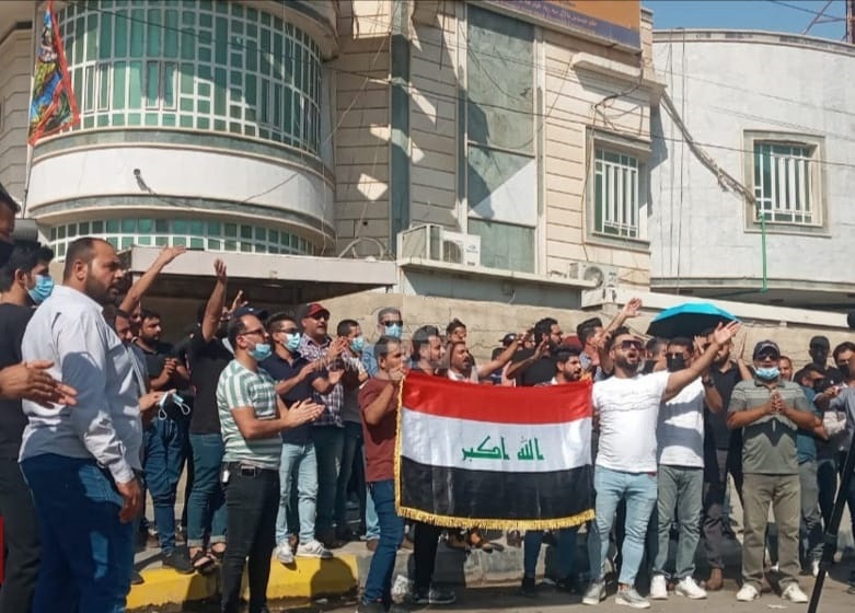 موظفو العقود بمفوضية الانتخابات في البصرة يتظاهرون للمطالبة بالتثبيت