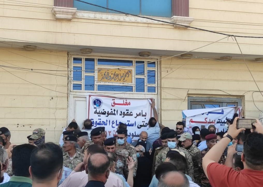 بعد البصرة.. موظفو العقود في ذي قار يغلقون مكتب المفوضية للمطالبة بالتثبيت