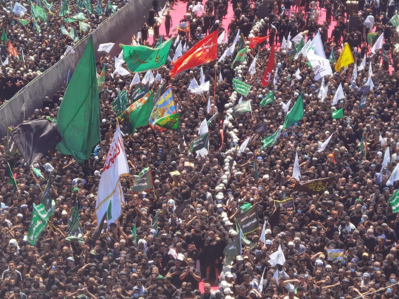 حشود الزائرين تحيي مراسم عاشوراء وسط إجراءات احترازية بسبب كورونا