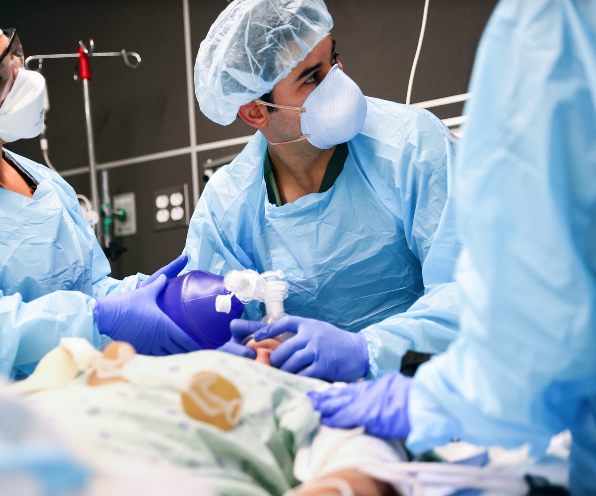 بيانات أميركية: “دلتا” يفتك بالشباب ويرفع معدل دخولهم للمستشفيات