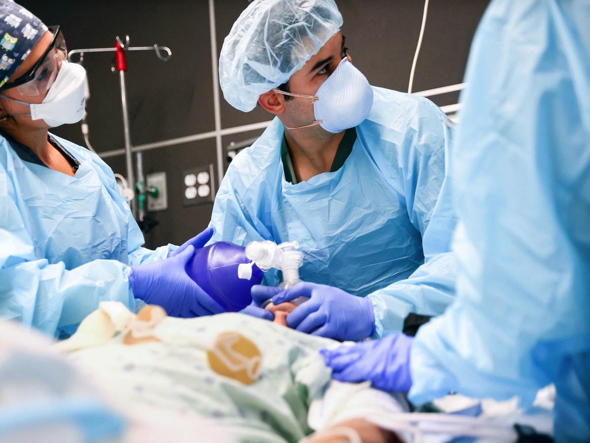 بيانات أميركية: “دلتا” يفتك بالشباب ويرفع معدل دخولهم للمستشفيات