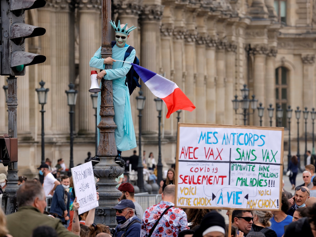 هل تتجه الحكومات إلى فرض إلزامية التطعيم ضد كورونا؟