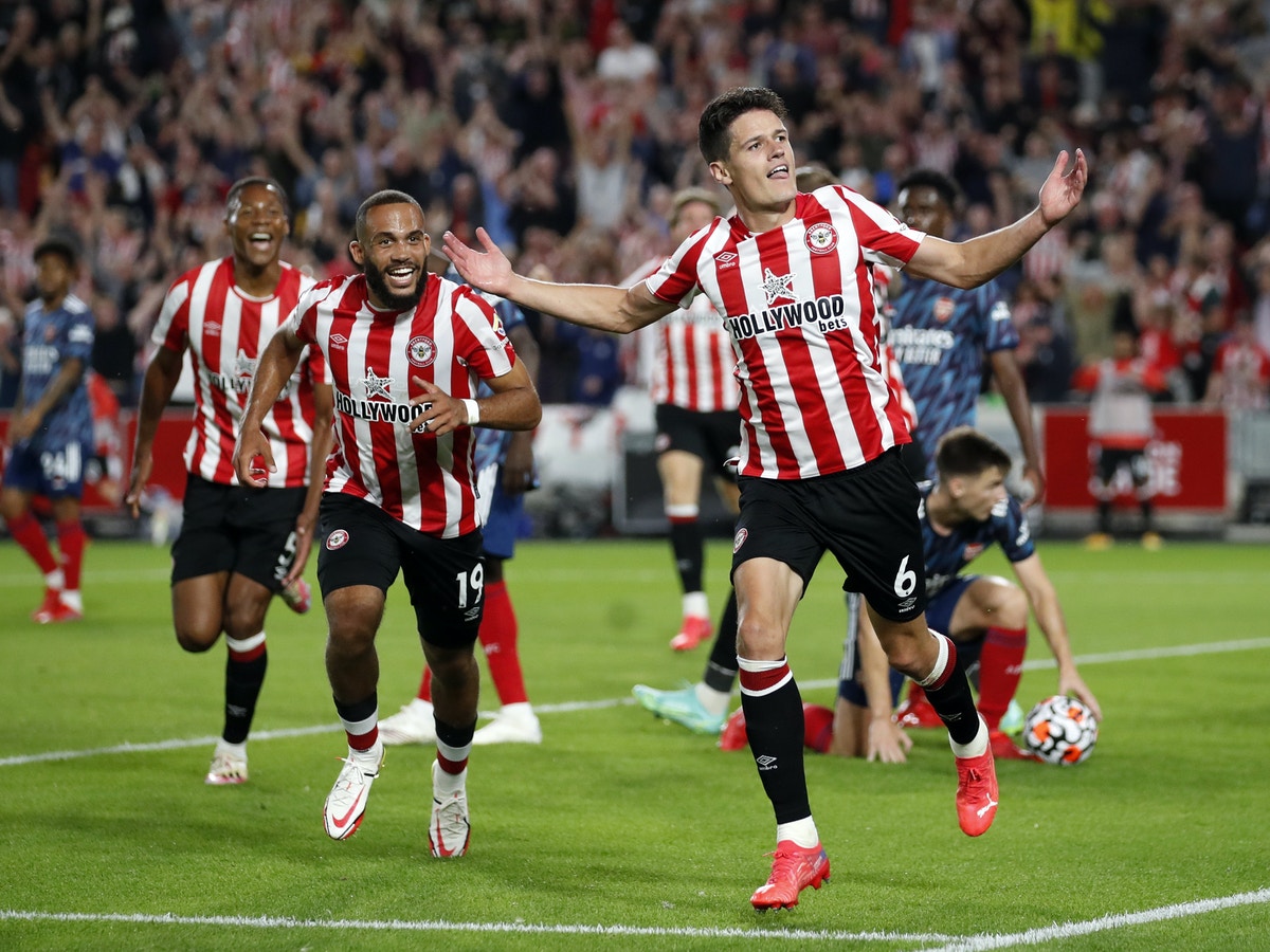 برينتفورد يهزم أرسنال في أول مشاركة بدوري الأضواء منذ 74 عاماً