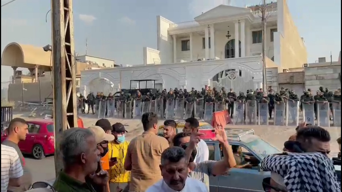 الثوار مستمرون في وقفتهم الاحتجاجية أمام هيئة الإعلام والاتصالات للمطالبة بفتح البغدادية