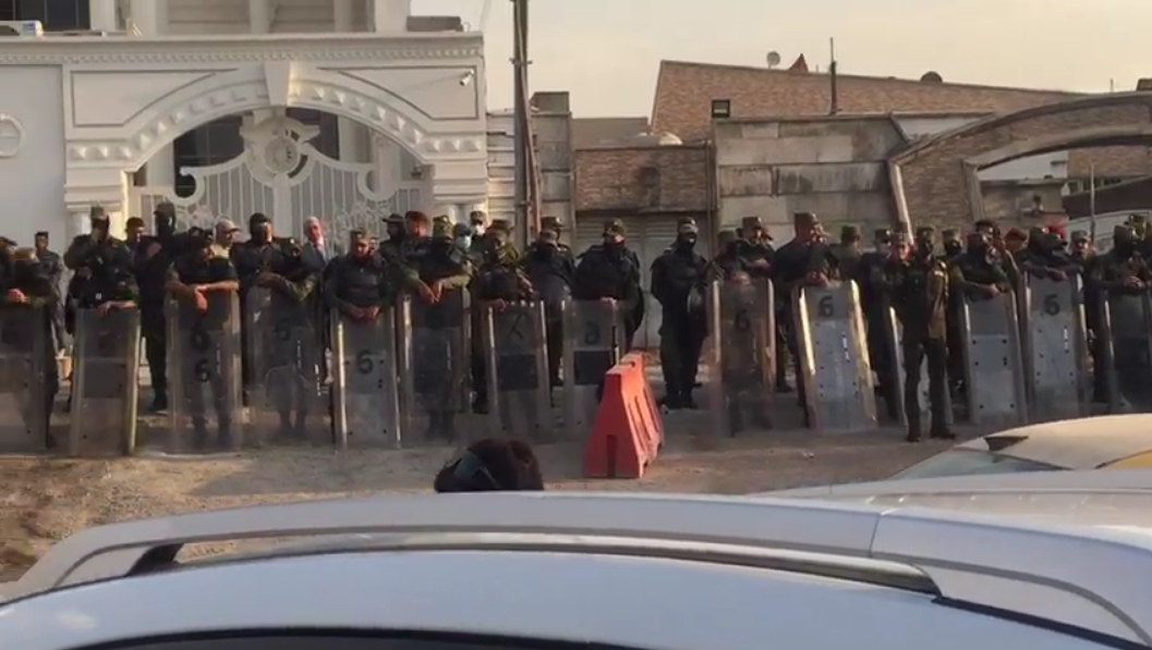 بالفيديو .. انتشار أمني مكثف حول الثوار في محيط هيئة الإعلام والاتصالات المطالبين بفتح البغدادية