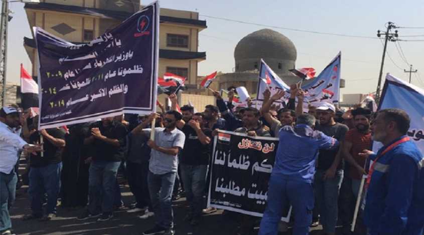متعاقدو واجراء كهرباء البصرة يغلقون دوائرهم للمطالبة بتحويلهم إلى عقود وزارية