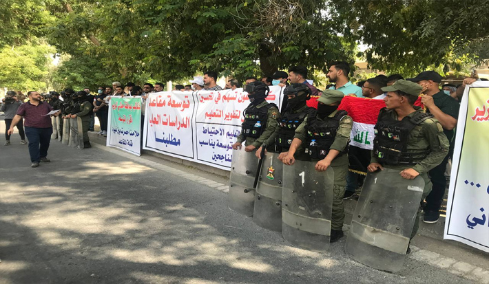 طلبة الدراسات العليا يجددون تظاهراتهم امام وزارة التعليم للمطالبة بتوسعة المقاعد