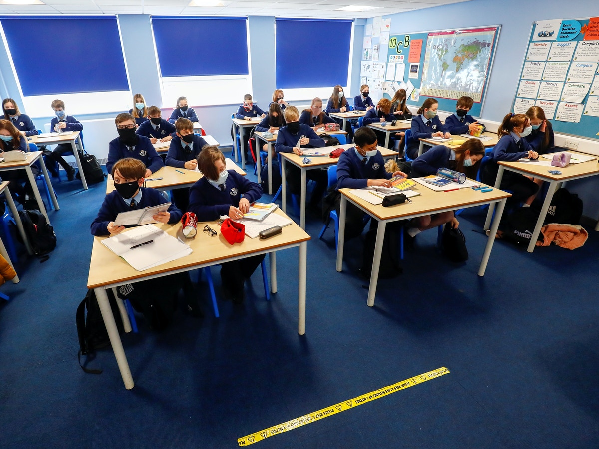 لجنة اللقاحات في بريطانيا لا توصي بتطعيم من هم دون الـ15 عاماً