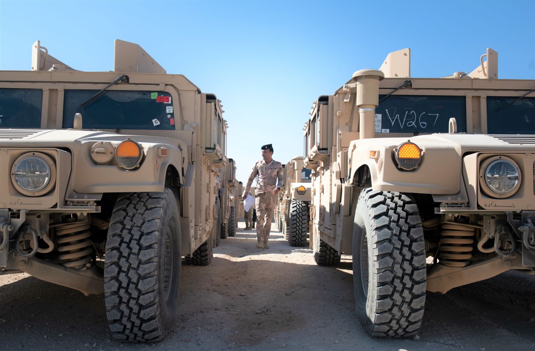 التحالف الدولي يسلّم القوات العراقية 20 عربة عسكرية (صورة)