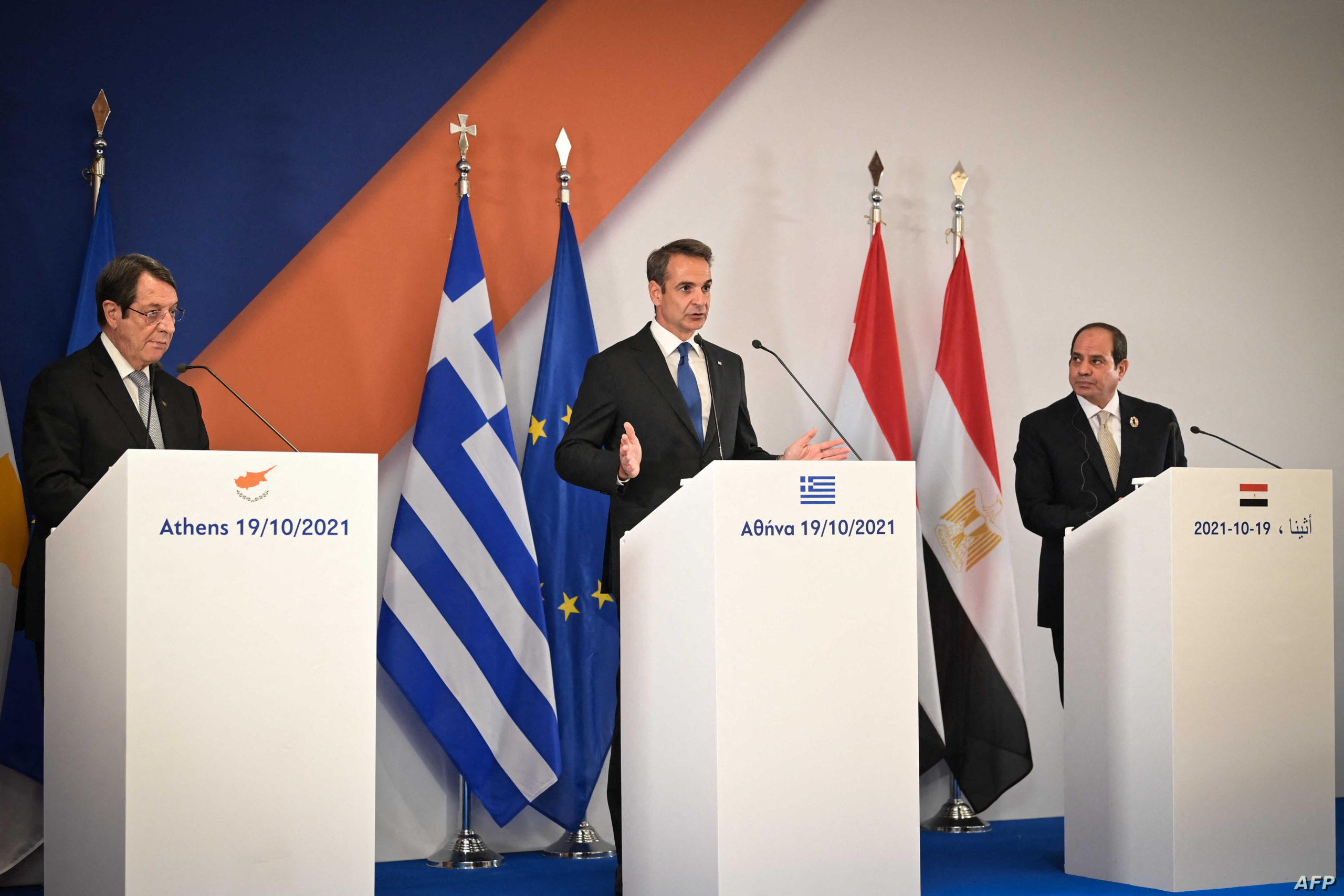 مصر واليونان وقبرص توقع اتفاقا حول نقل الكهرباء.. وتركيا تنتقد