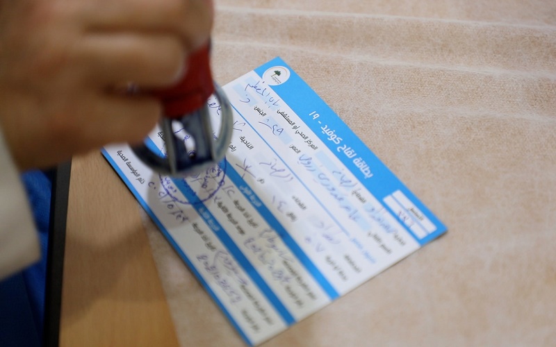 العراق يستعد لموجة كورونا جديدة.. وخلية الأزمة تكشف أسباب توقف البطاقة الدولية للتلقيح