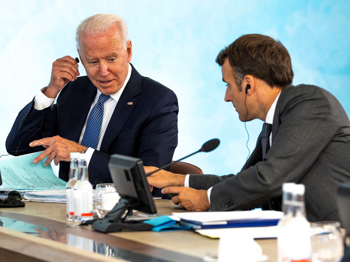 بايدن وماكرون يبحثان “التعاون الأمني” قبل لقائهما في روما