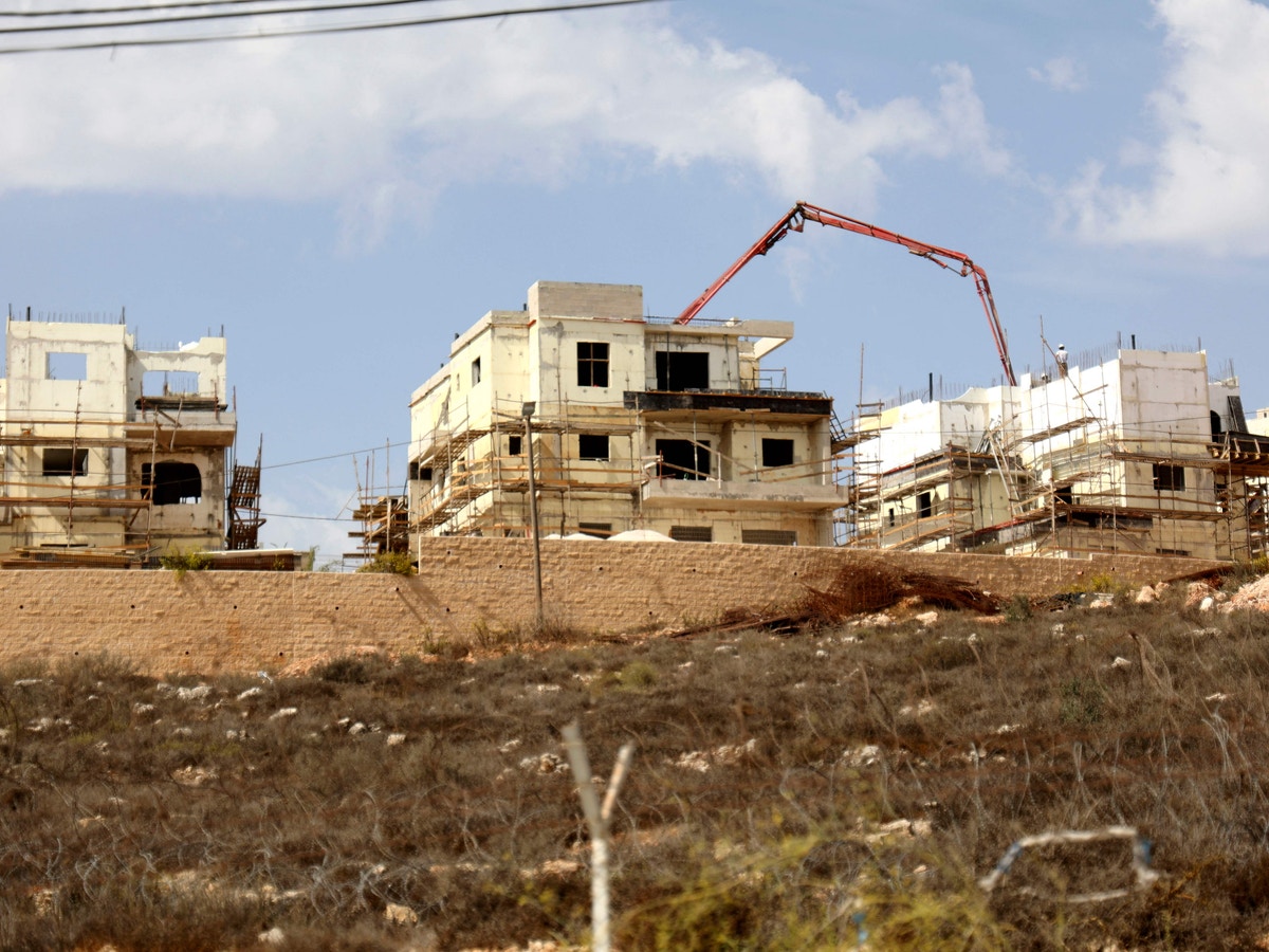 تقرير: إسرائيل توسع الاستيطان في صمت رغم رفض إدارة بايدن