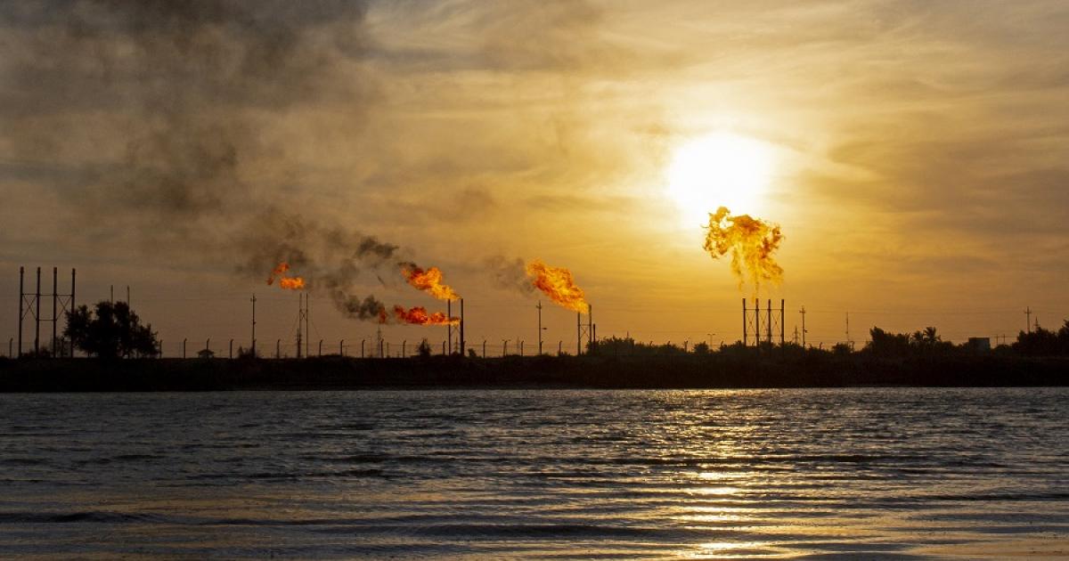 تراجع أسعار النفط إلى أدنى مستوياتها بأسبوعين وبرنت ينزل لـ 83 دولاراً للبرميل