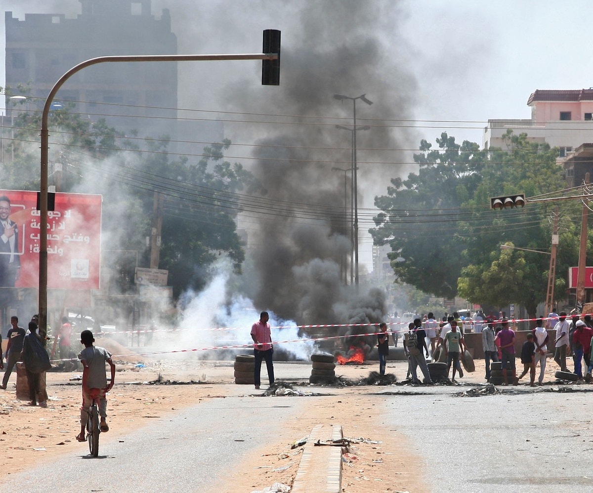 البنك الدولي يعلق مساعداته للسودان.. والاتحاد الإفريقي يعلق عضويته