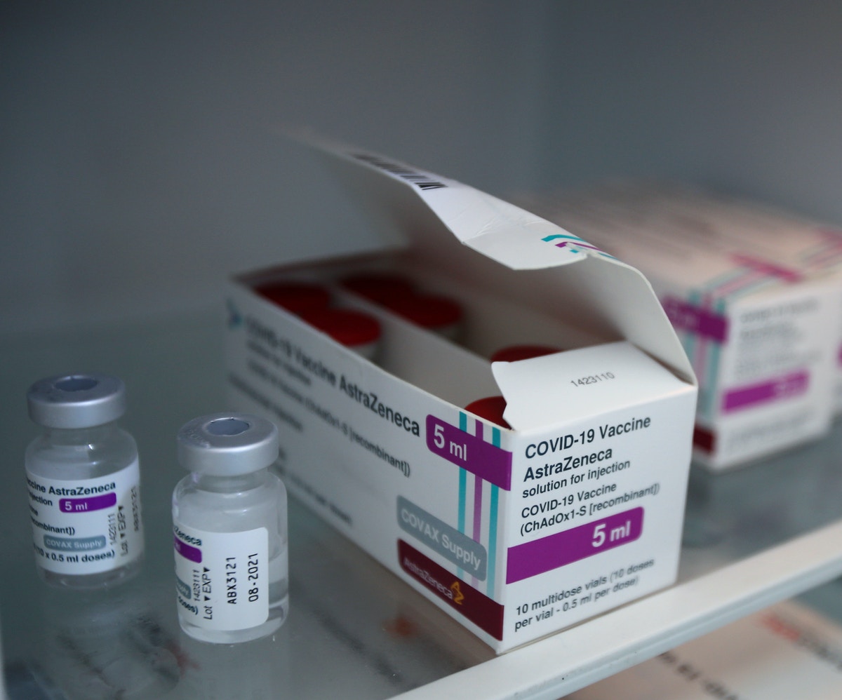 “أسترازينيكا” تسعى للحصول على موافقة لعلاج لكورونا