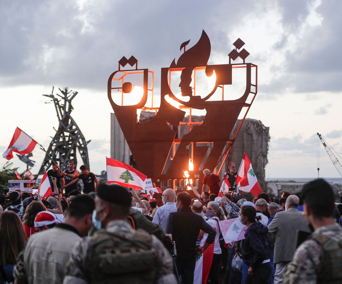 لبنان .. قاضي الأحكام الصارمة يجدد طلب استدعاء وزير على صلة بحزب الله