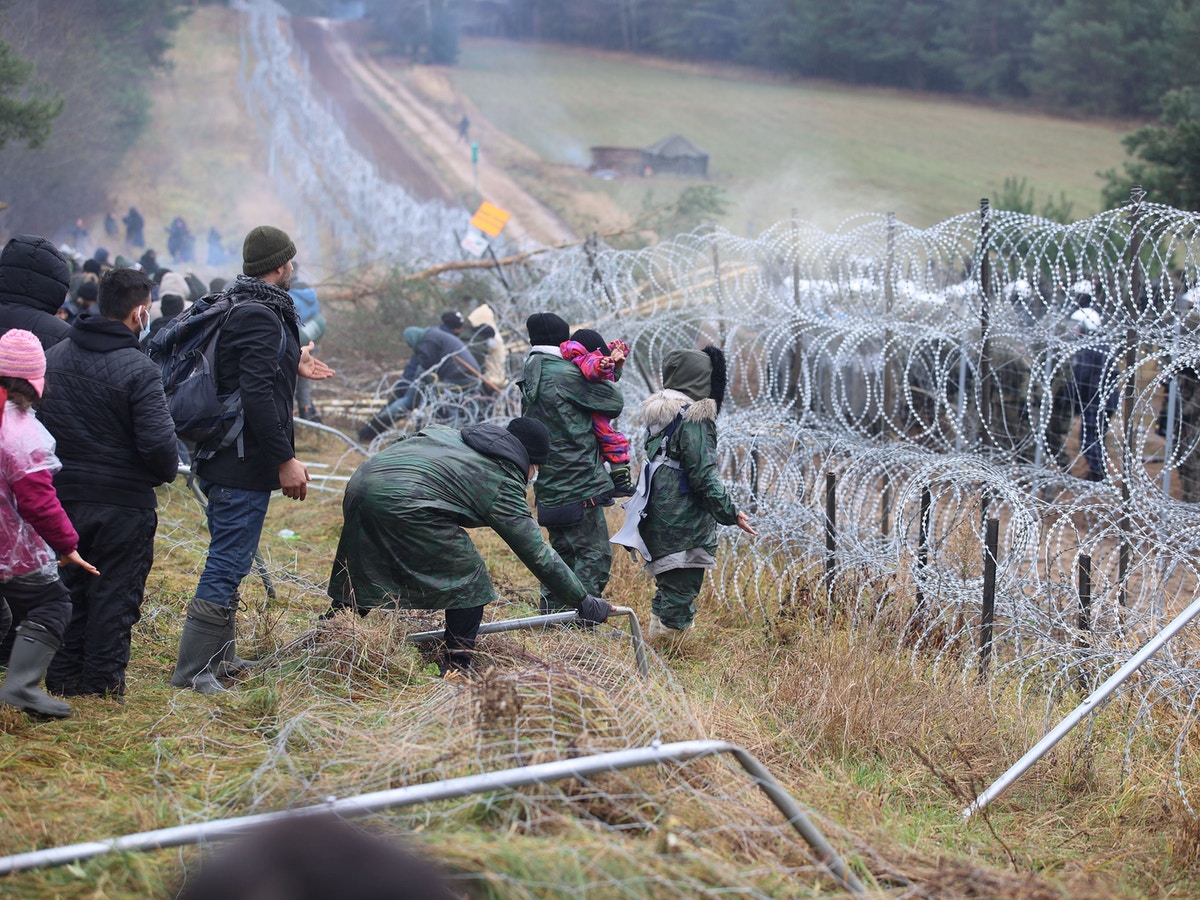 تصاعد أزمة المهاجرين من بيلاروسيا إلى أوروبا.. ولوكاشينكو: لن نركع
