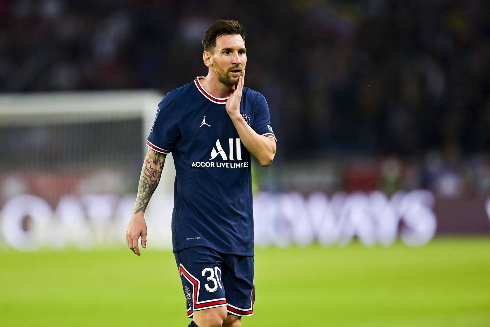 هنري: تعجبت من رؤية ميسي بقميص باريس