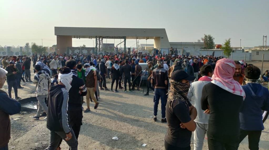 للمطالبة بالتعيين.. محتجون يغلقون بوابة شركة نفط ذي قار ويمنعون دخول موظفيها