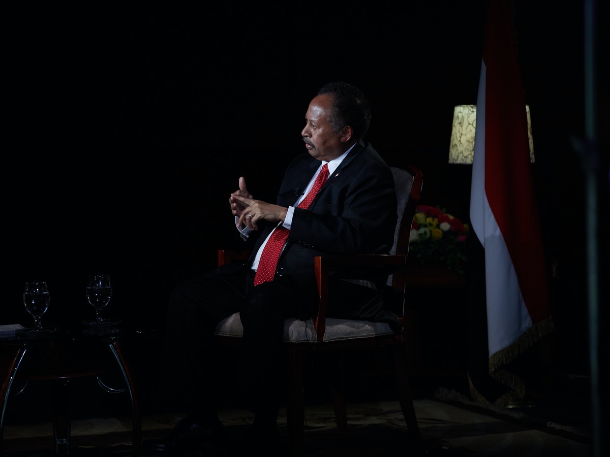 الجيش السوداني يشدد الإجراءات الأمنية على حمدوك ويقيد اتصالاته