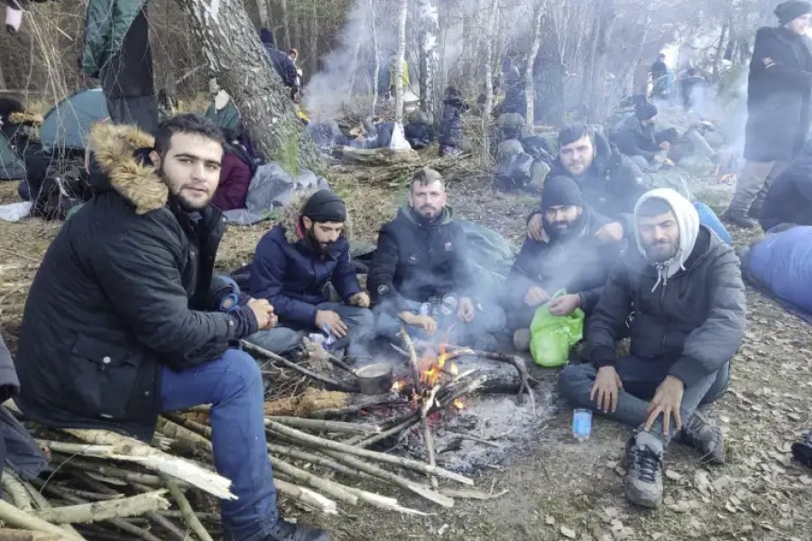 بينهم عراقيون.. آلاف اللاجئين يعلقون على الحدود وسط مواجهة بين بيلاروسيا وبولندا