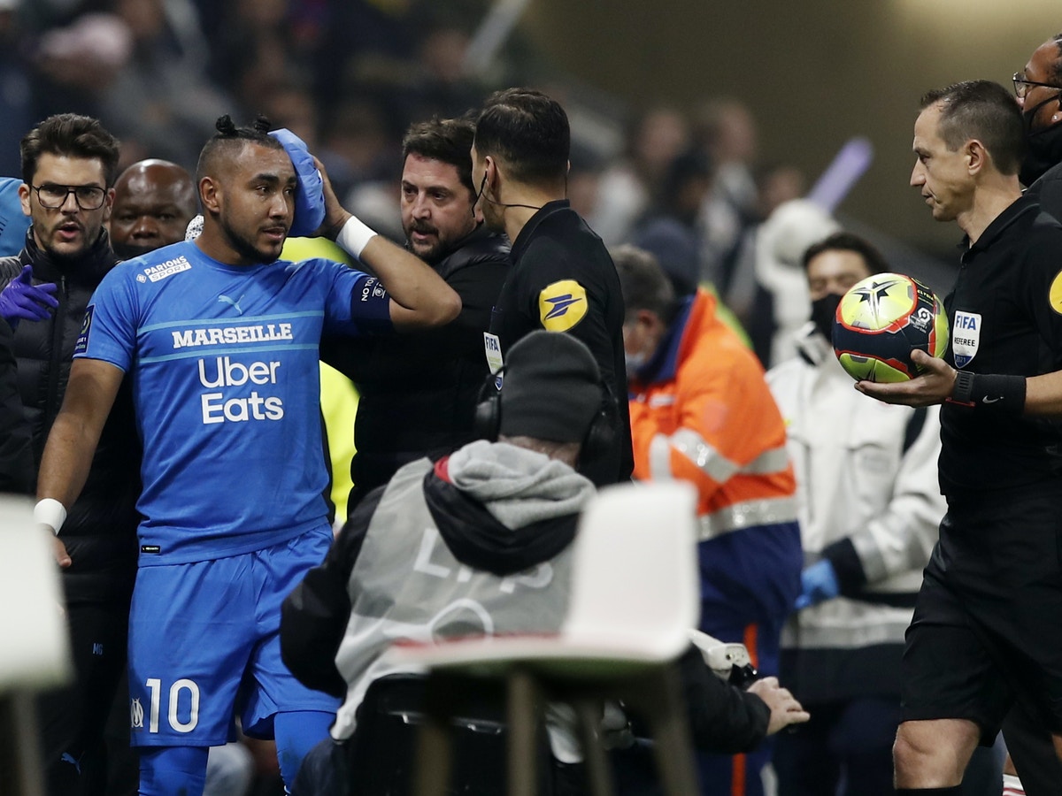 وزير الداخلية الفرنسي: يجب تعزيز أمن ملاعب كرة القدم بشكل عاجل