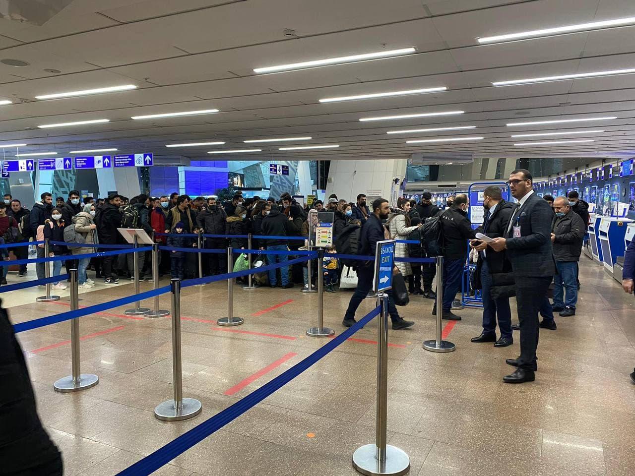 استعداداً للعودة إلى بغداد.. صور مهاجرين عراقيين في مطار مينسك