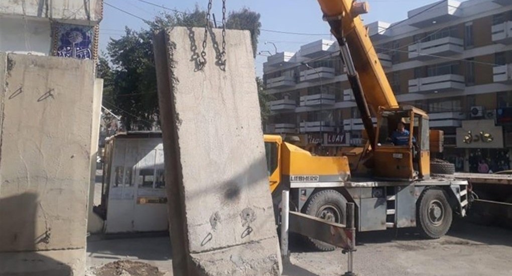 عمليات بغداد تباشر برفع الكتل الكونكريتية عن بعض الشوارع في الكرخ