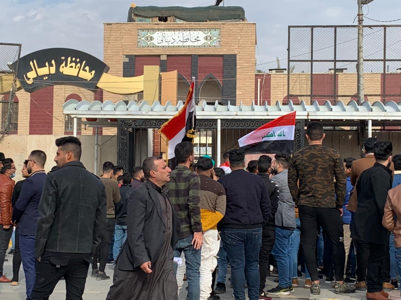 خريجو المعاهد الفنية في ديالى يغلقون مبنى المحافظة للمطالبة بالتعيين